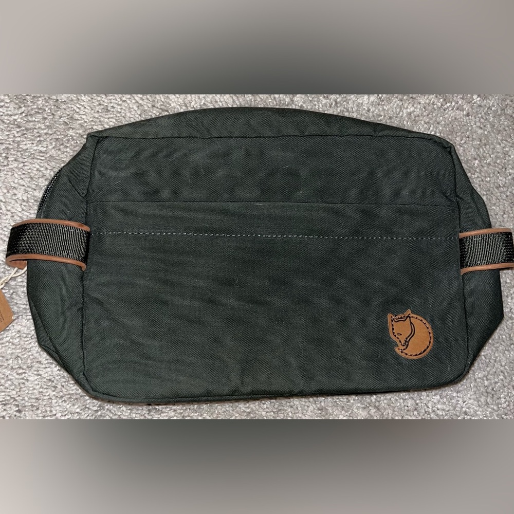 NWT- TRAVEL TOILETRY BAG
